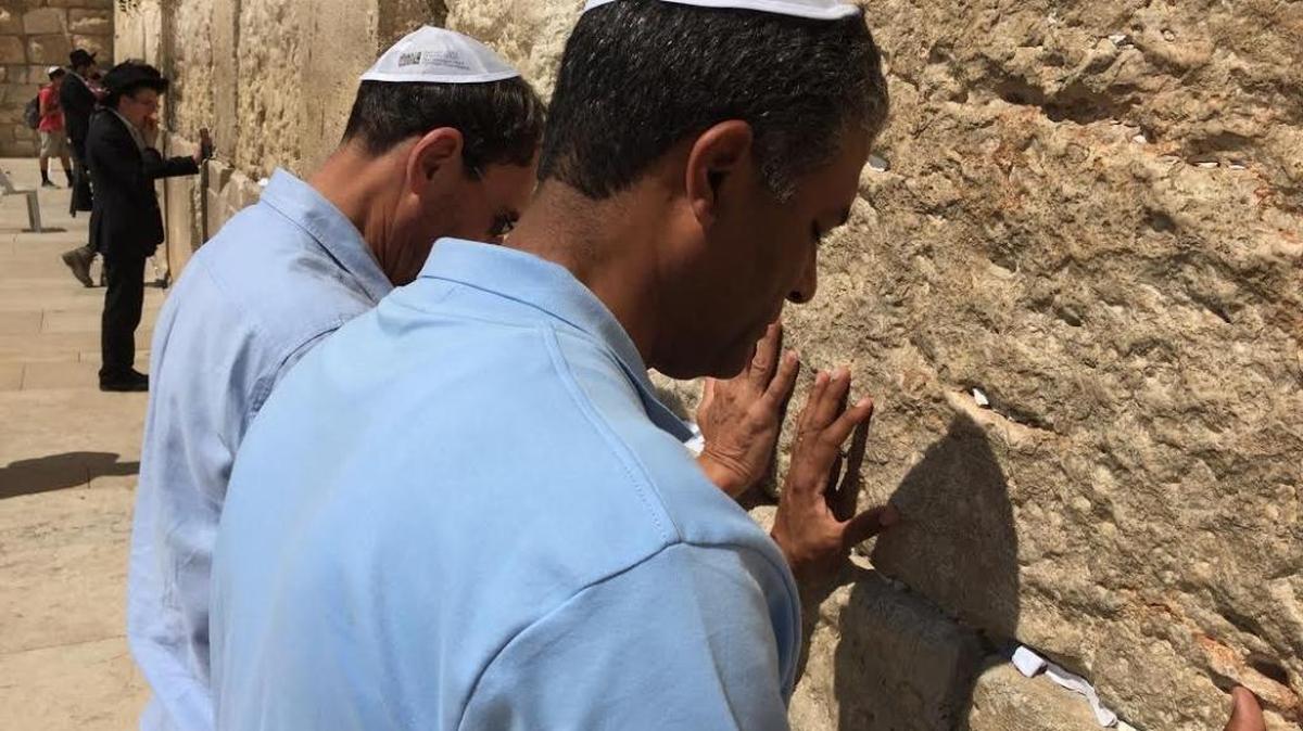 Oscar Elías Biscet y José Azel rezan en el Muro de las Lamentaciones durante una reciente visita a Israel.