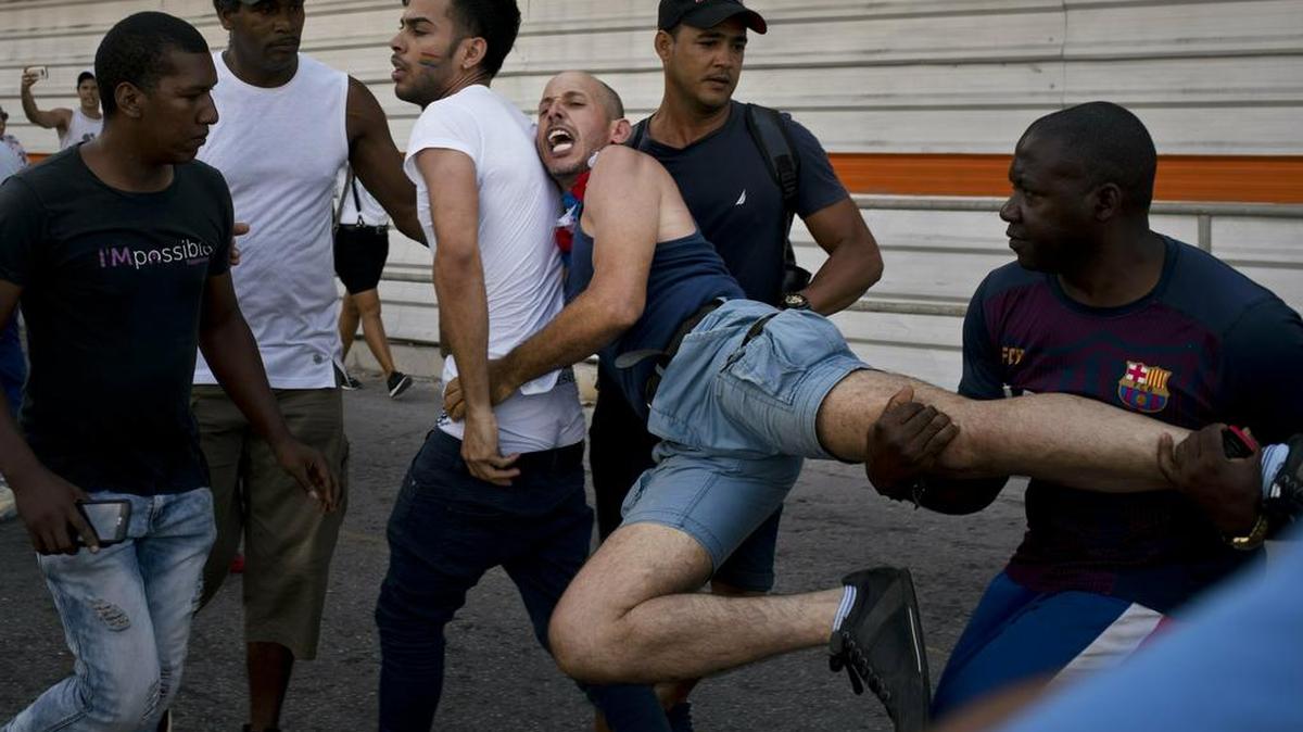 Agentes de la Seguridad del Estado cubano vestidos de civil arrestan a activistas que participaron en una marcha de la comunidad gay, el 11 de mayo en La Habana.