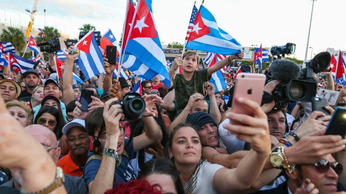 La comunidad cubana se congregó en el restaurante Versailles de Miami después de la muerte de Castro.