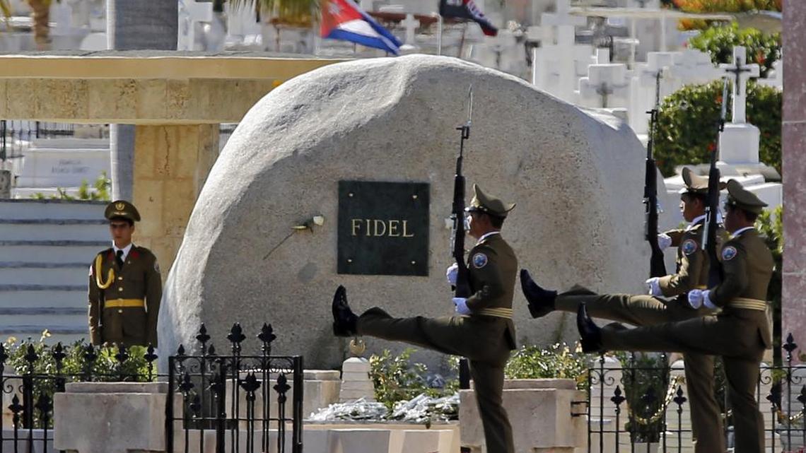 Los restos del ex dictador cubano Fidel Castro yacen en el cementerio de Santa Ifigenia, en Santiago de Cuba.