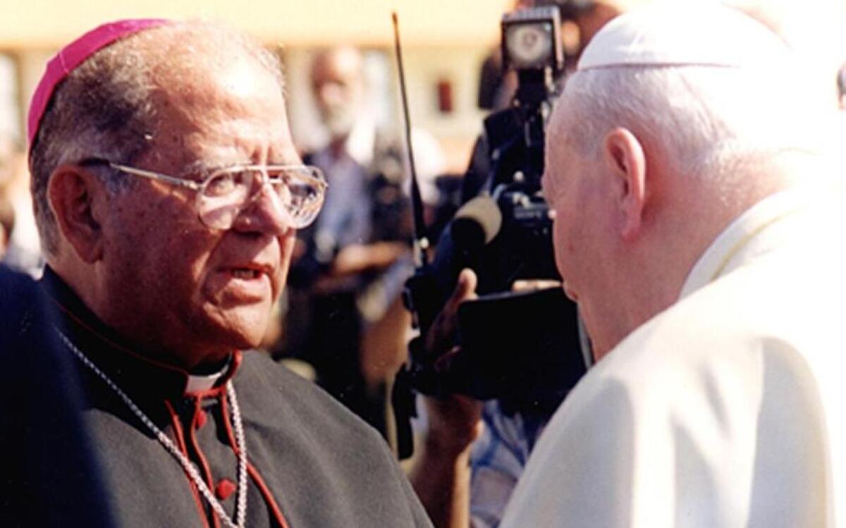 
Monseñor Pedro Meurice con el papa Juan Pablo II.
