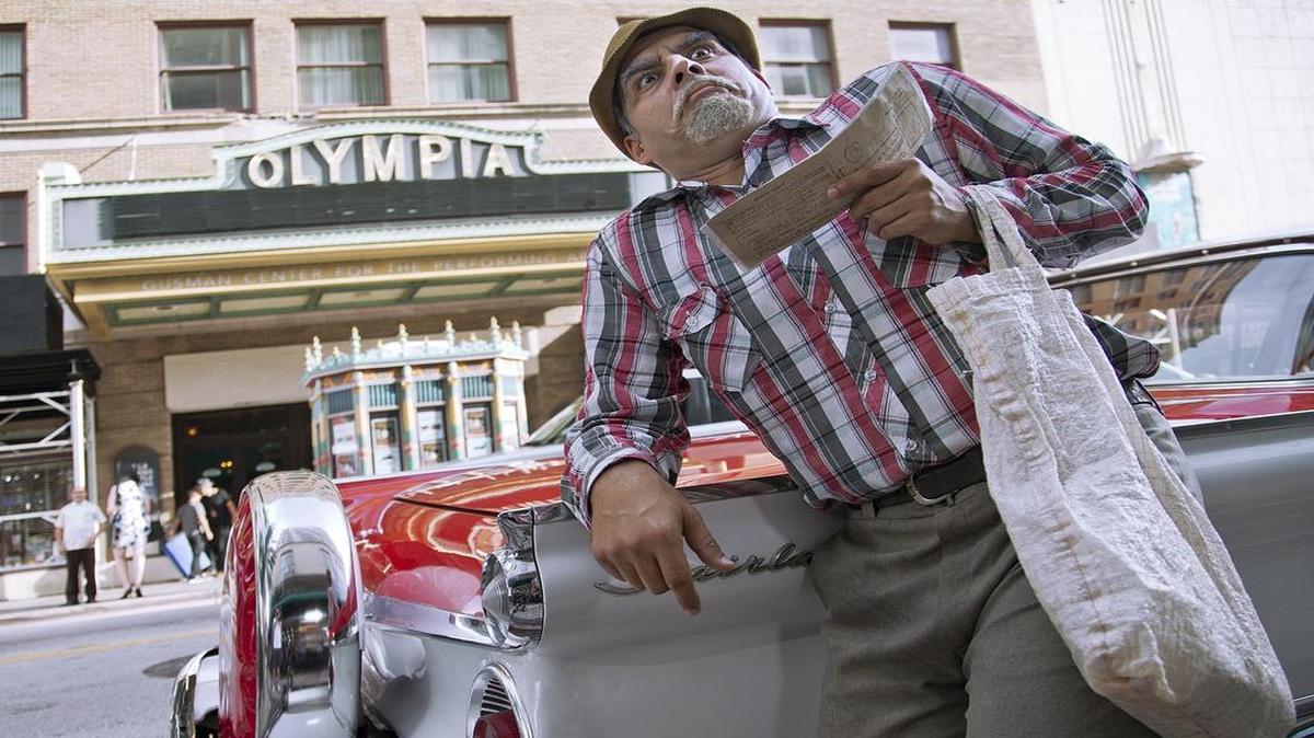 El actor cubano Luis Silva, en el papel de Pánfilo, fotografiado afuera del teatro Olympia en Miami.