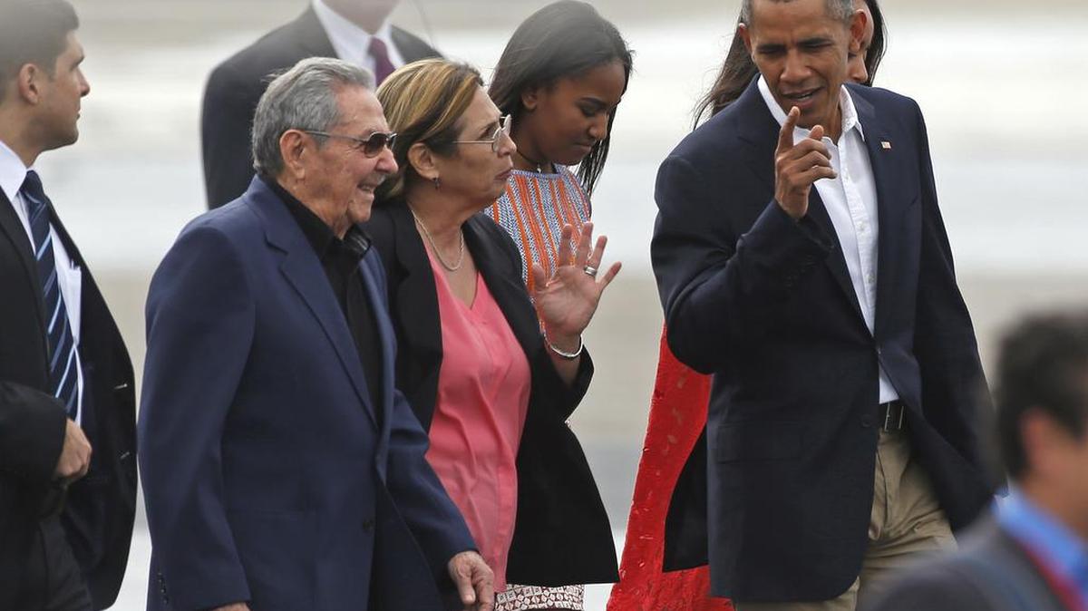 El presidente Barack Obama (der.) habla con el gobernante cubano Raúl Castro en el aeropuerto internacional de La Habana antes de tomar el avión Fuerza Aérea Uno hacia Argentina, el 22 de marzo.