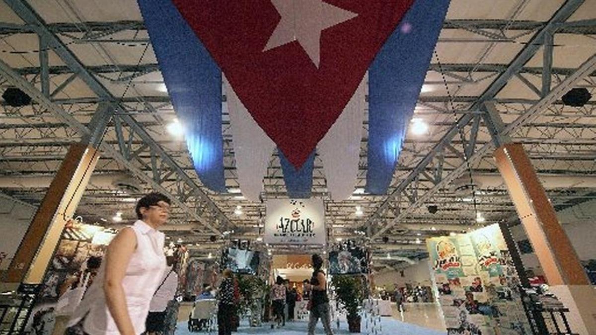 Una gran bandera cubana preside el espacio de Cuba Nostalgia.