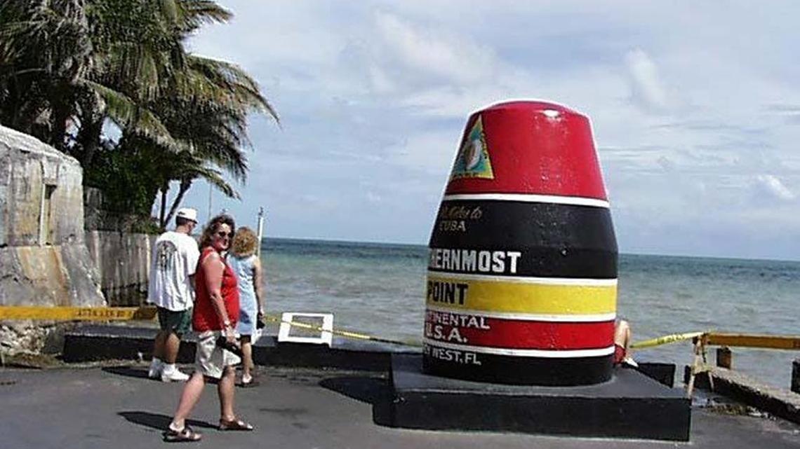 Junto al pilón rojo en Cayo Hueso que marca el punto más meridional de Estados Unidos y el más cercano a Cuba, se alza la caseta de la antigua conexión por cable submarino entre los dos países.