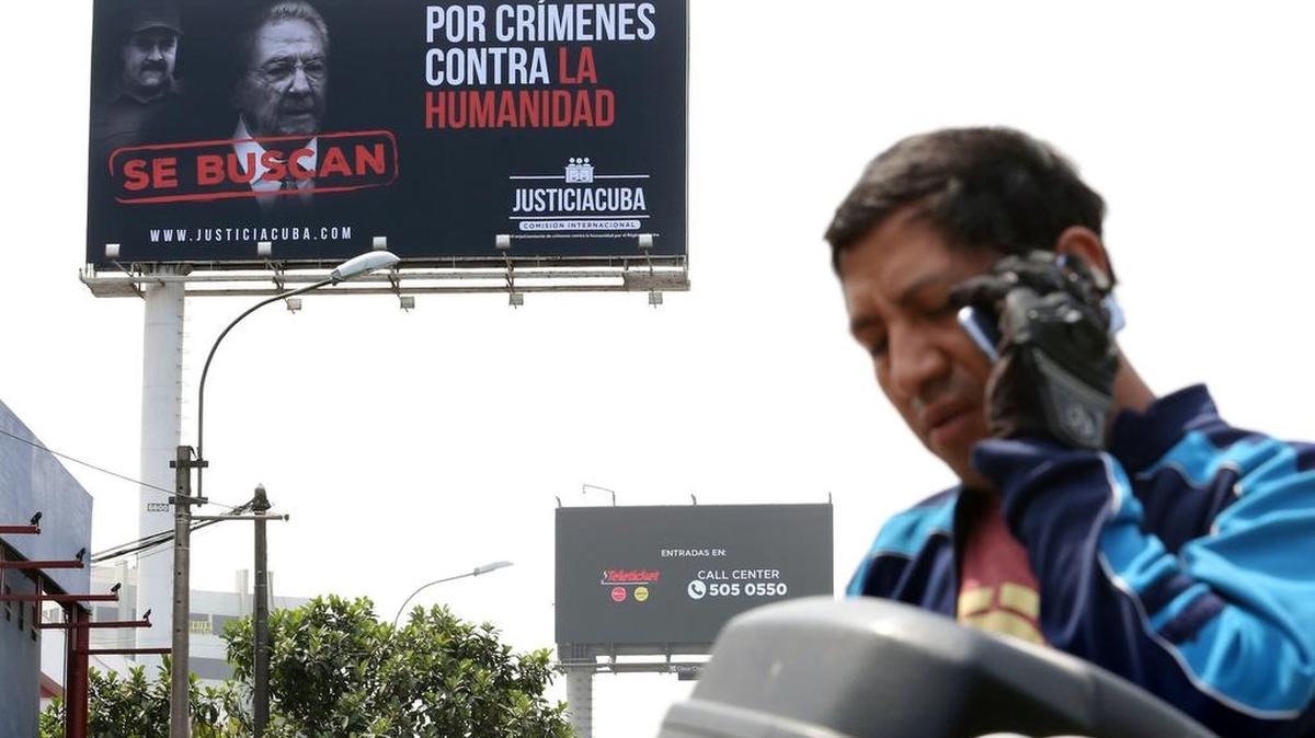 Una valla con las imágenes de Raúl Castro y Nicolás Maduro denuncia a los dictadores por crímenes contra la humanidad. La campaña de la Comisión Internacional Justicia Cuba fue desplegada el 12 de abril de 2018 durante la octava Cumbre de las Américas, en Lima.