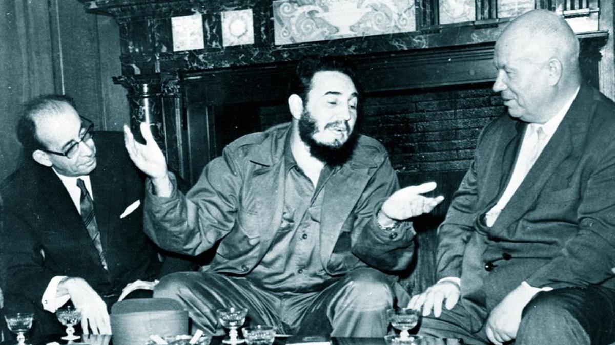 Fidel Castro (centro), el 20 de septiembre de 1960, con el premier soviético Nikita Khrushchev (der.) y el ministro de Relaciones Exteriores de Cuba, Raúl Roa, en el Hotel Theresa durante la Asamblea General de Naciones Unidas en Nueva York, el 20 de septiembre de 1960.