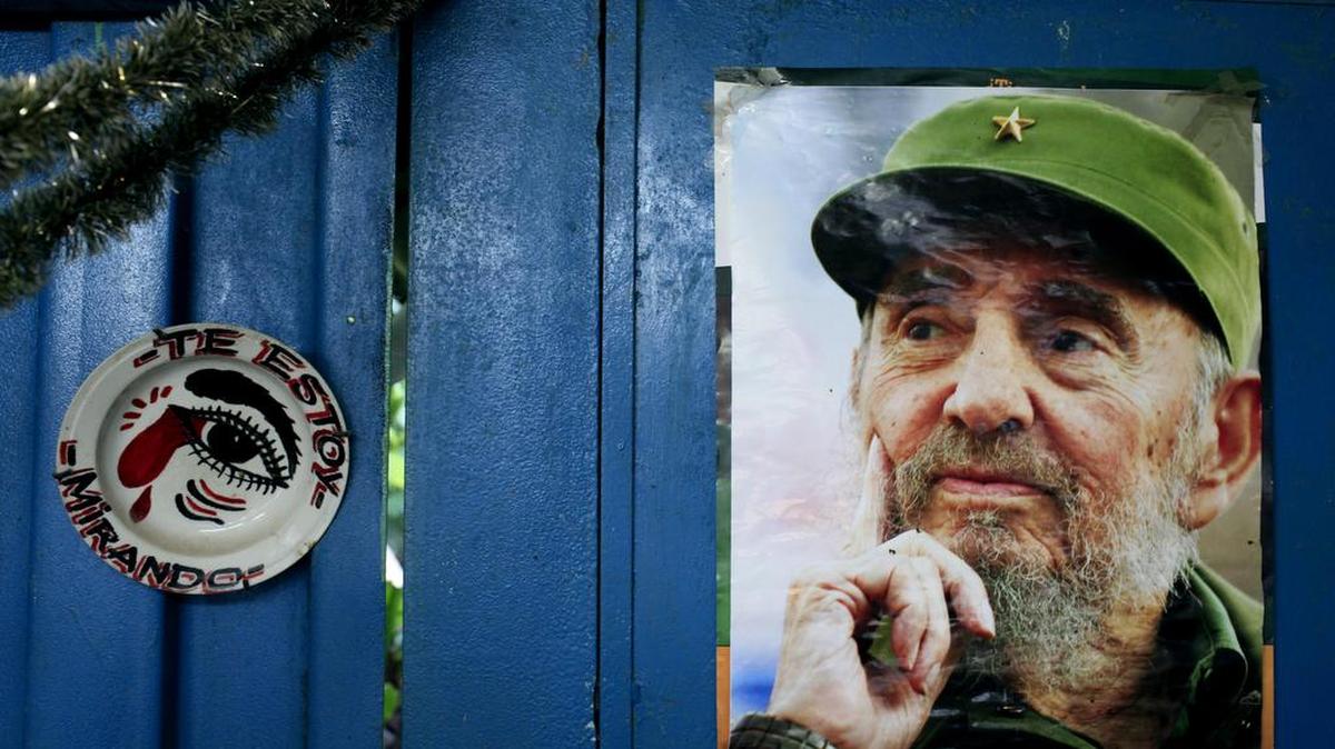 Una imagen del difunto gobernante cubano Fidel Castro cuelga en la pared de un mercado en La Habana. La dinastía de los Castro está al cumplir 58 años en el poder.