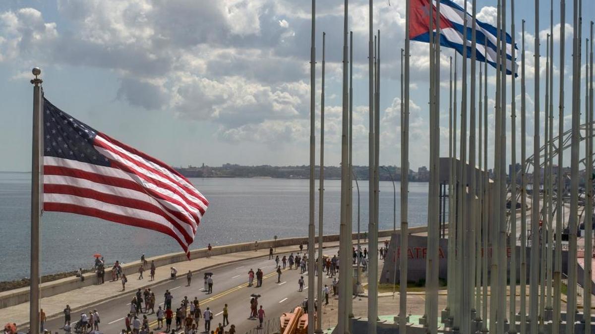 Las banderas de Cuba y Estados Unidos ondean cerca de la Embajada estadounidense en La Habana.