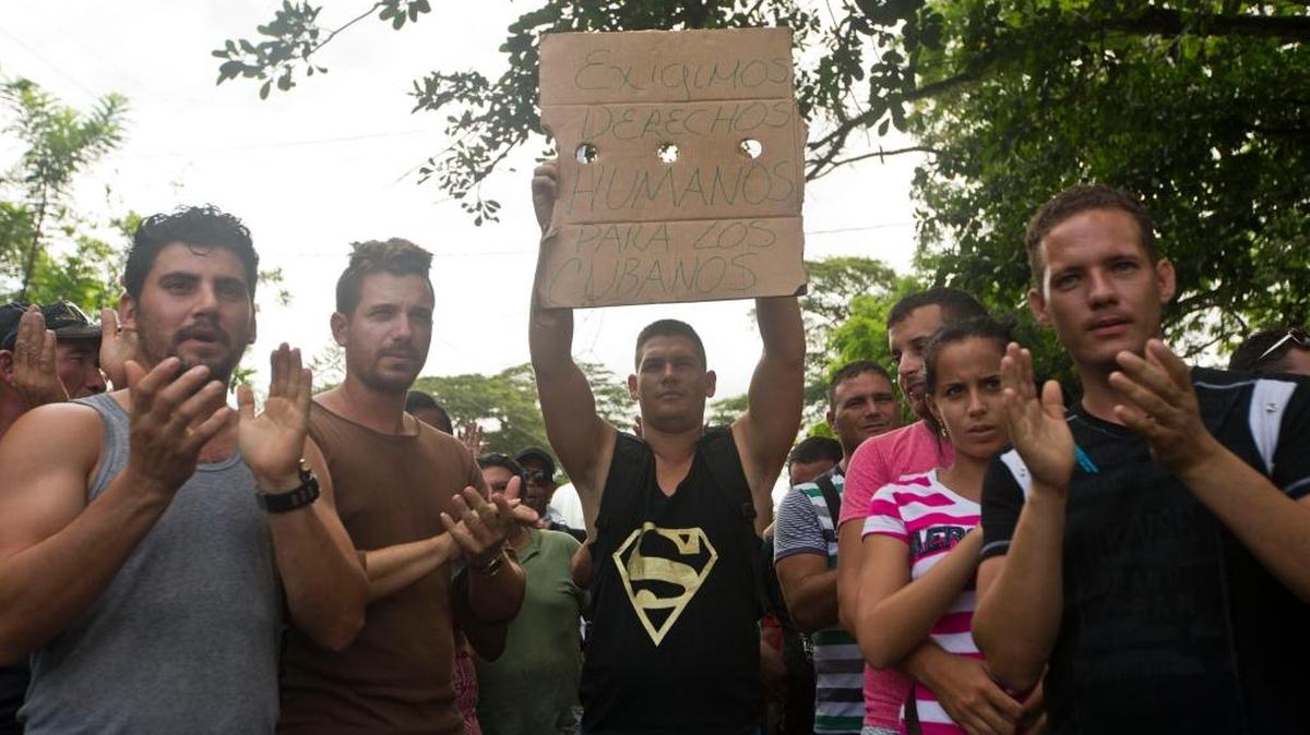 Cubanos varados en Costa Rica protestan en la frontera con Nicaragua el lunes pasado para que los dejen seguir su viaje a través de Centroamérica hasta Estados Unidos.