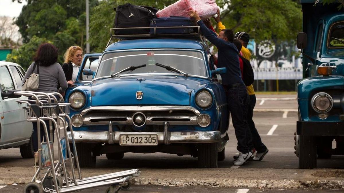 Unos de los taxis o ‘boteros’ que resuelven parte del transporte en la capital cubana. En esta ocasión recogen pasajeros en el Aeropuerto José Martí en enero de este año.
