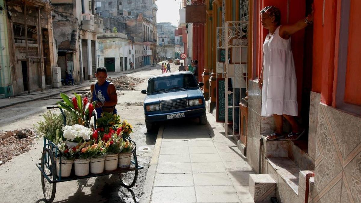 Un vendedor traslada su mercancía por las calles de La Habana. La economía cubana opera con doble moneda.