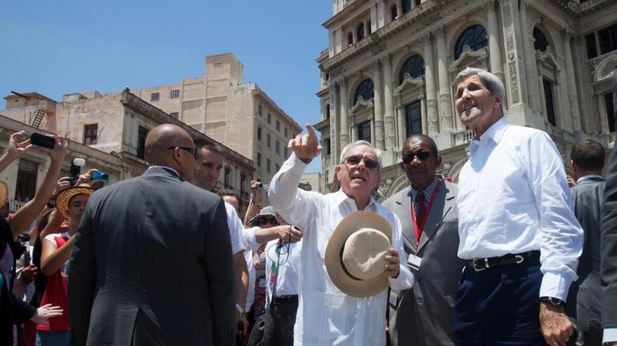 El historiador de La Habana, Eusebio Leal, con el secretario de Estado de EEUU, John Kerry, en un recorrido por La Habana Vieja el año pasado.