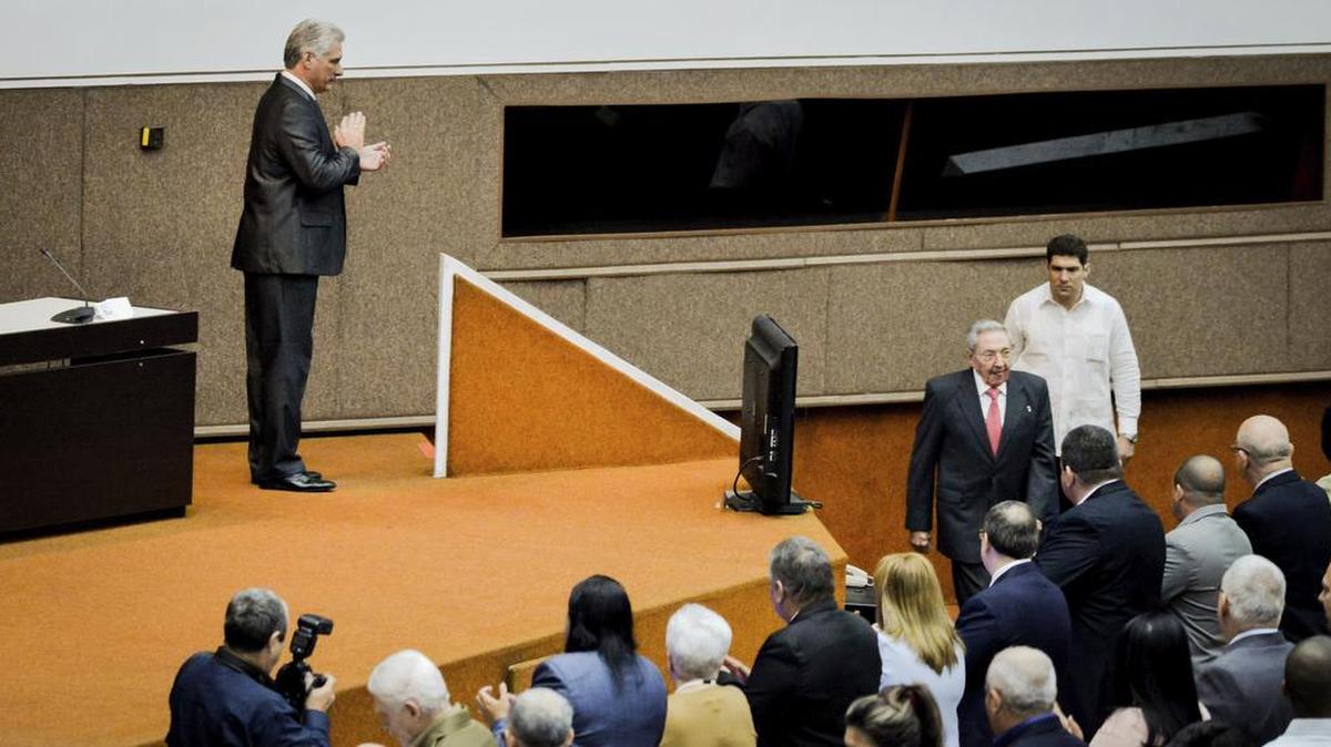 El nuevo gobernante cubano, Miguel Díaz-Canel (izq.), aplaude a su antecesor, Raúl Castro, que baja de la tribuna en la Asamblea Nacional en La Habana, el 19 de abril.