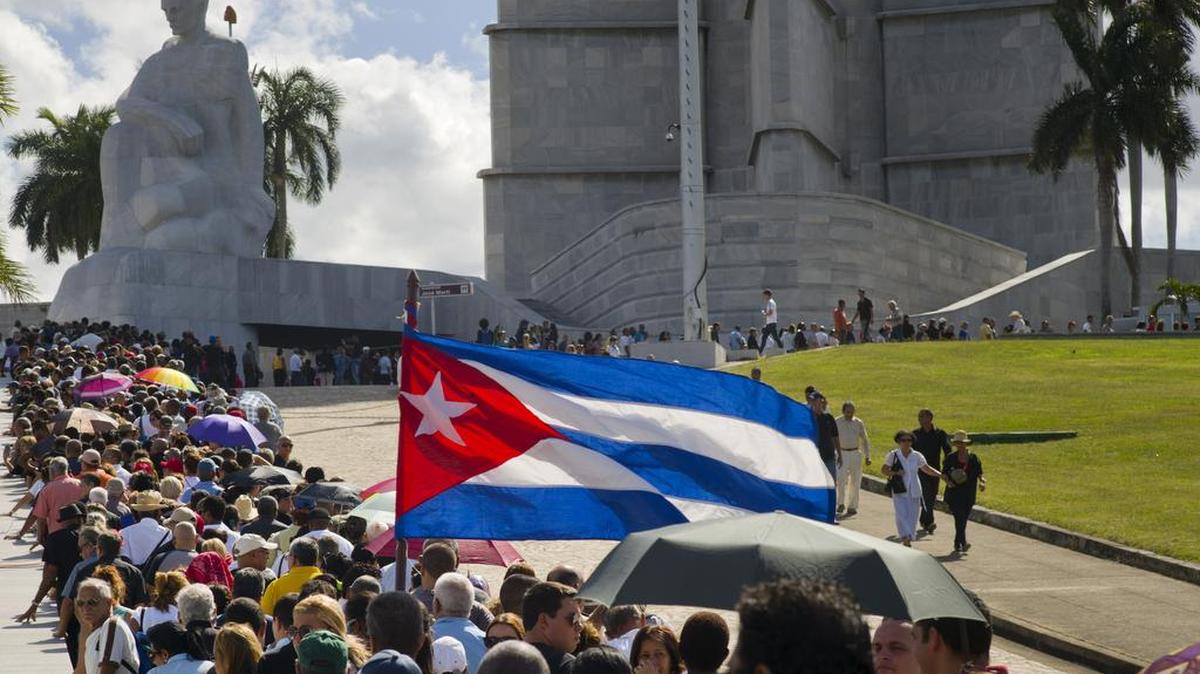 Una muchedumbre hace fila para rendir tributo al difunto líder Fidel Castro en la Plaza de la Revolución, en La Habana, el 28 de noviembre del 2016. La revolución de Castro deja un saldo de penurias económicas y represión política.