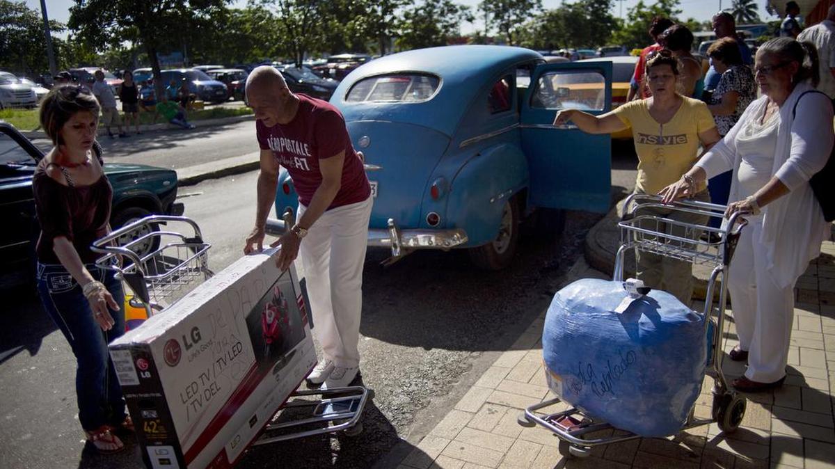 
Pasajeros procedentes de Estados Unidos salen del aeropuerto José Martí, en La Habana, en septiembre del año pasado.
