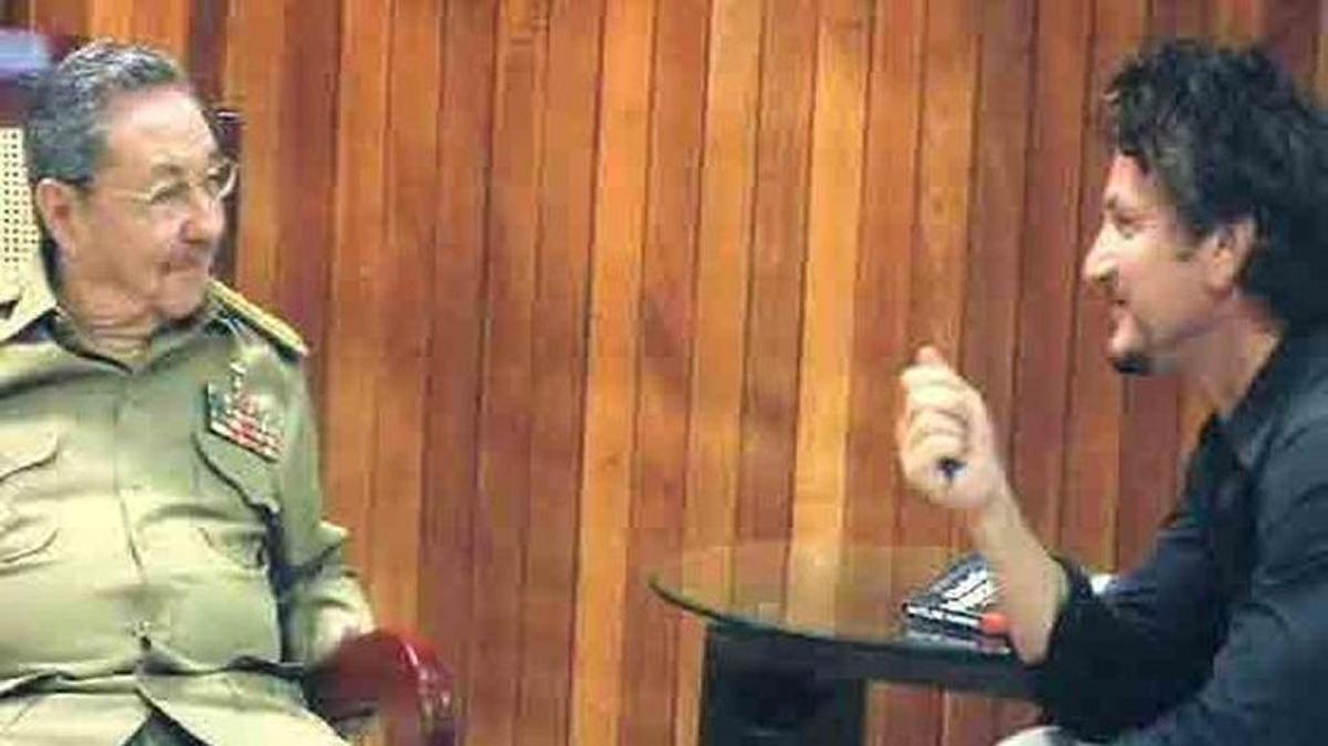 Sean Penn (der.) entrevistó a Raúl Castro en el 2008, en un encuentro facilitado por Hugo Chávez.