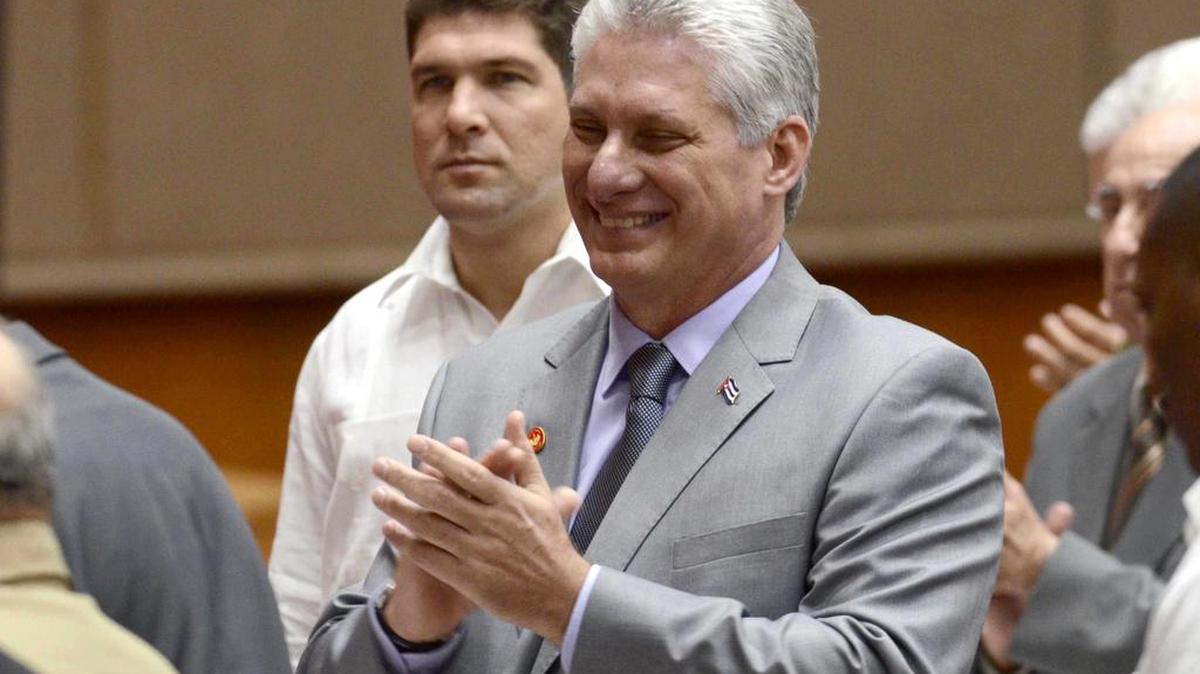 El entonces vicepresidente cubano Miguel Díaz-Canel asiste a una sesión de la Asamblea del Poder Popular en La Habana, el 18 de abril, un día antes de asumir la presidencia.