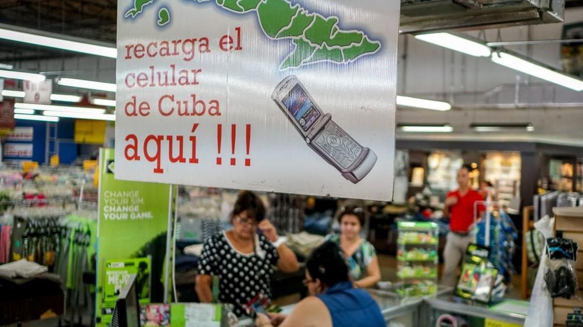 En Hialeah, clientes compran teléfonos celulares para enviar a sus familiares a Cuba.