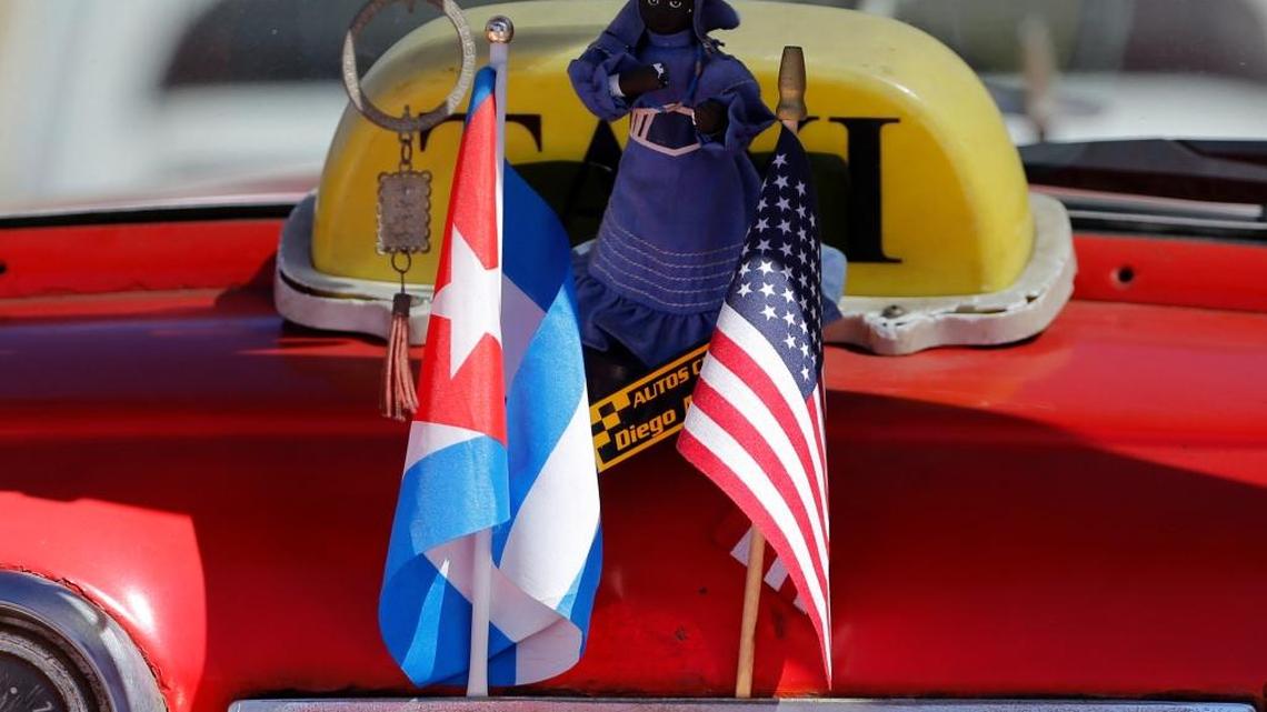 La bandera norteamericana y cubana en la pizarra de un auto convertible clásico en La Habana, el 18 de febrero del 2016.