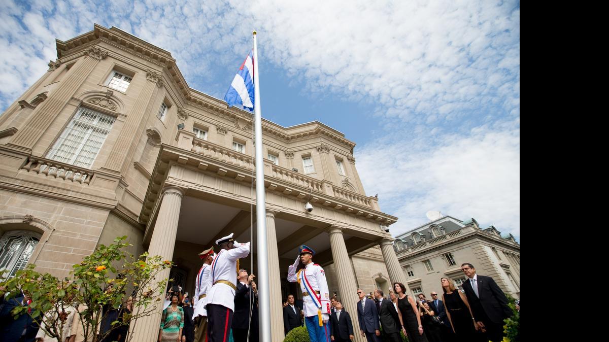 
El canciller cubano, Bruno Rodríguez (centro), iza la bandera de Cuba en la nueva embajada en Washington, el pasado 20 de julio.
