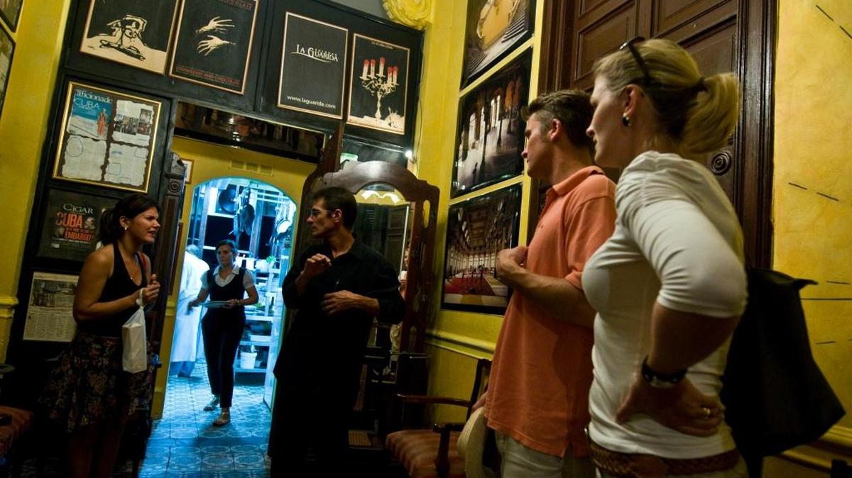Turistas esperan a la entrada de La Guarida, uno de los paladares más conocidos de La Habana.
