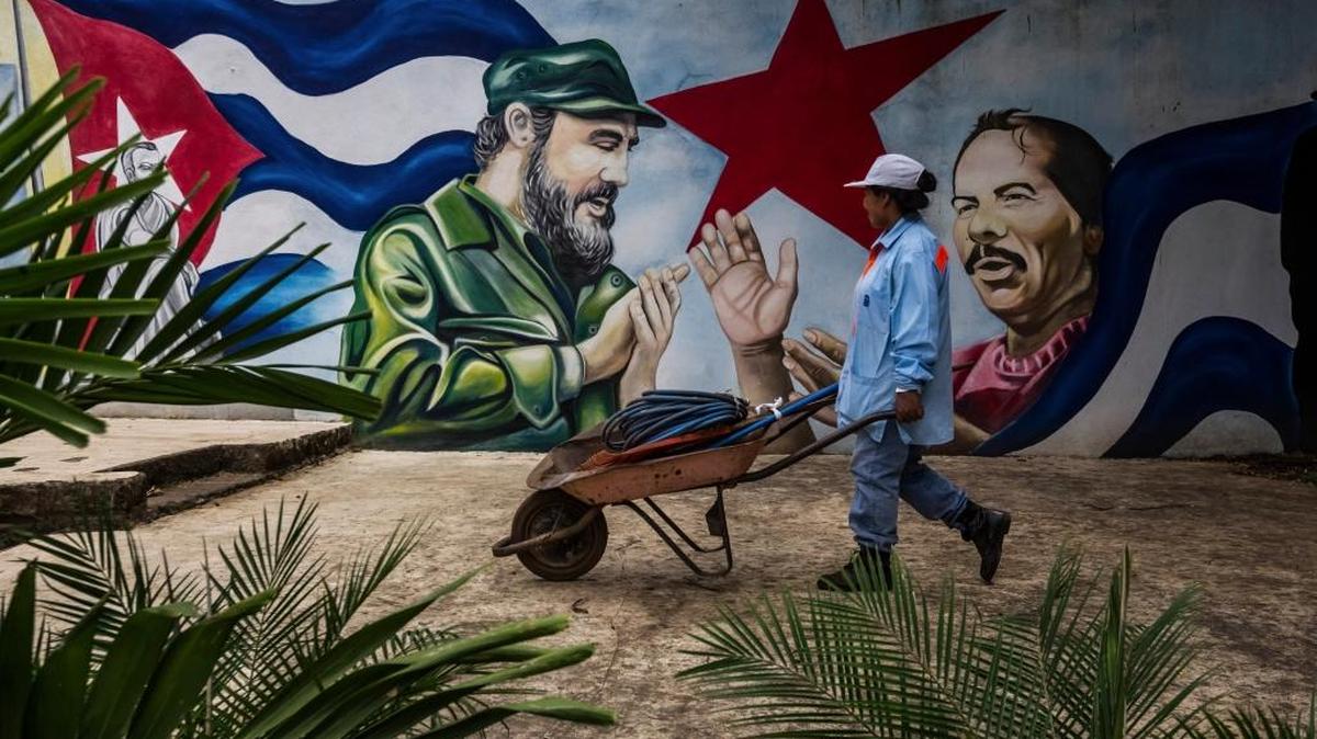 Un mural presenta la imagen de Fidel Castro y del presidente de Nicaragua, Daniel Ortega. Tanto el castrismo como la fórmula de gobierno de Ortega buscan eternizarse en el poder.
