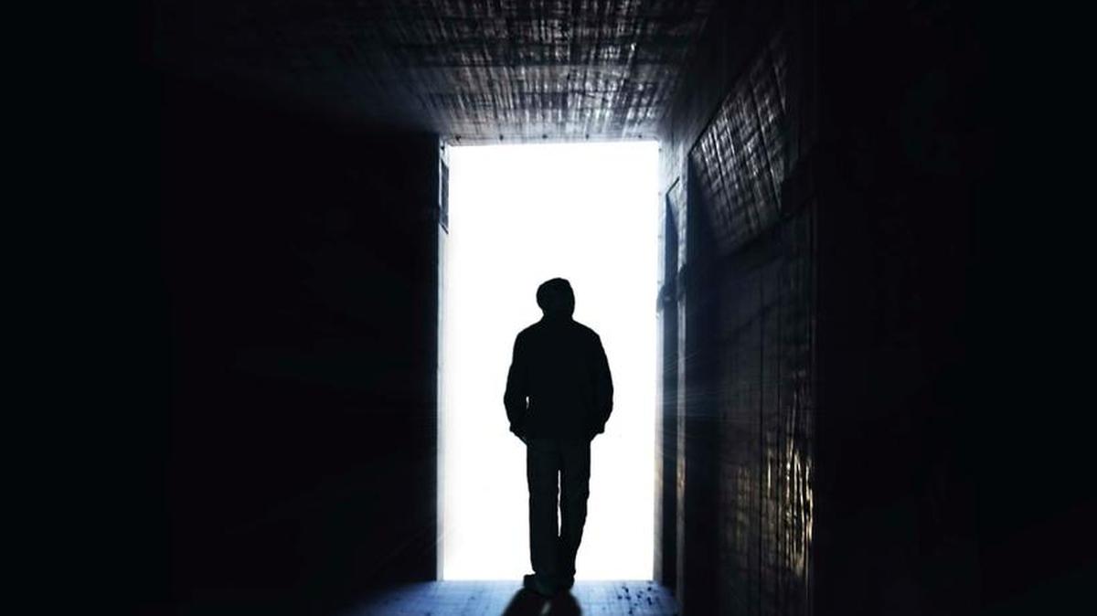 ‘La música alta te despide sin preguntar, el silencio te borra del portal, te sacude’, dice la escritora, que sigue viviendo en Cuba y se enfrenta con frecuencia a la despedida de amigos.