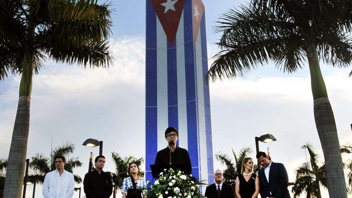 Exiliados cubanos se reúnen el 20 de mayo del 2015 para celebrar el 113 aniversario de la independencia de la isla, en un monumento conmemorativo en la Universidad Internacional de la Florida.