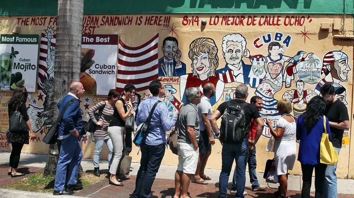 Un grupo de artistas cubanoamericanos y de la isla recorren la Pequeña Habana en abril de este año.