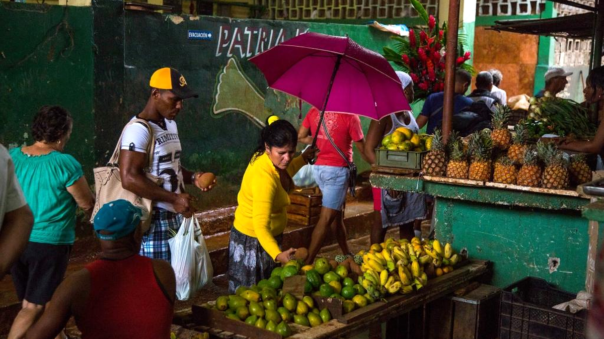 Varios clientes compran en el mercado del Egido, en La Habana, el pasado diciembre. Los cubanos temen la llegada de un nuevo ‘período especial’.