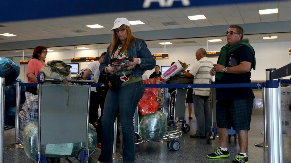 Un grupo de pasajeros espera para facturar su equipaje en el Aeropuerto Internacional de Miami para viajar a La Habana, en esta imagen del 2014.