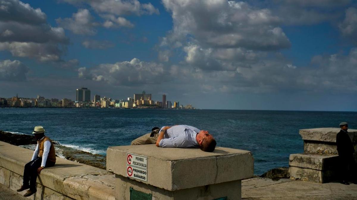 Un turista descansa en el malecón habanero en enero del 2017.