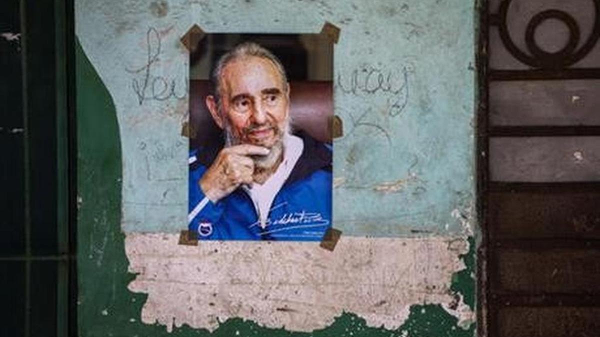 Una pared de un edificio en La Habana muestra un póster de Fidel Castro, que cumplió 90 años el 13 de agosto.