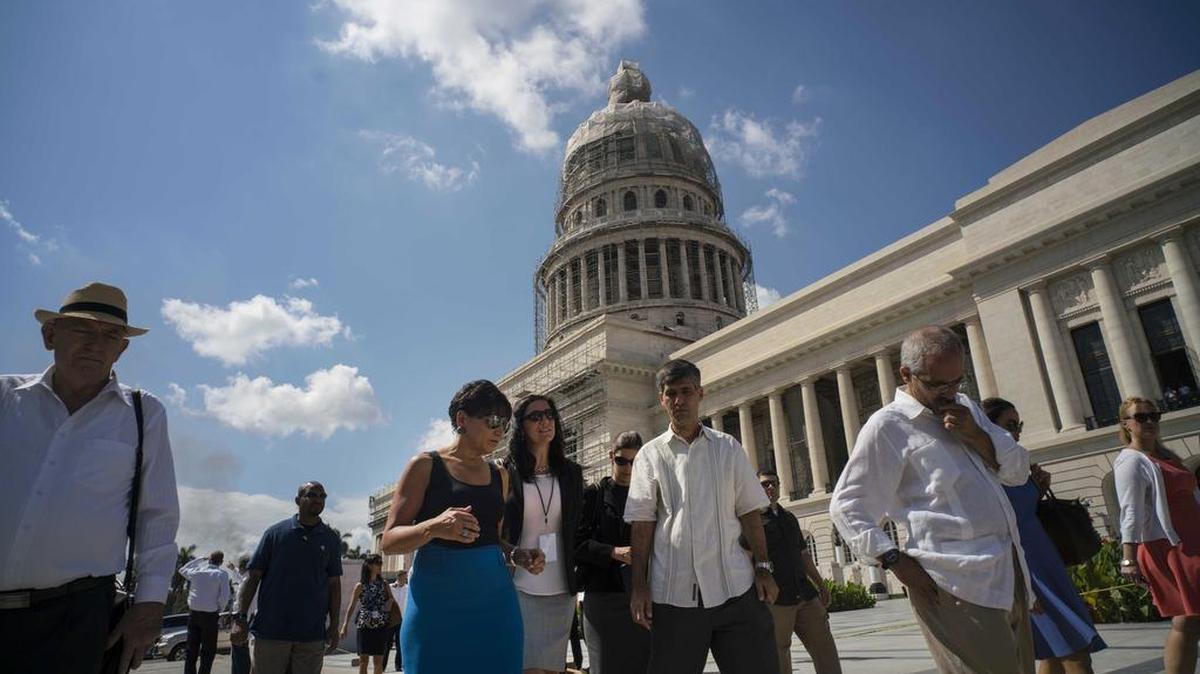 
La secretaria de Comercio de EEUU, Penny Pritzker (izq.), visita el Capitolio de La Habana el miércoles pasado. Pritzker encabeza una delegación de funcionarios norteamericanos en visita oficial a Cuba.
