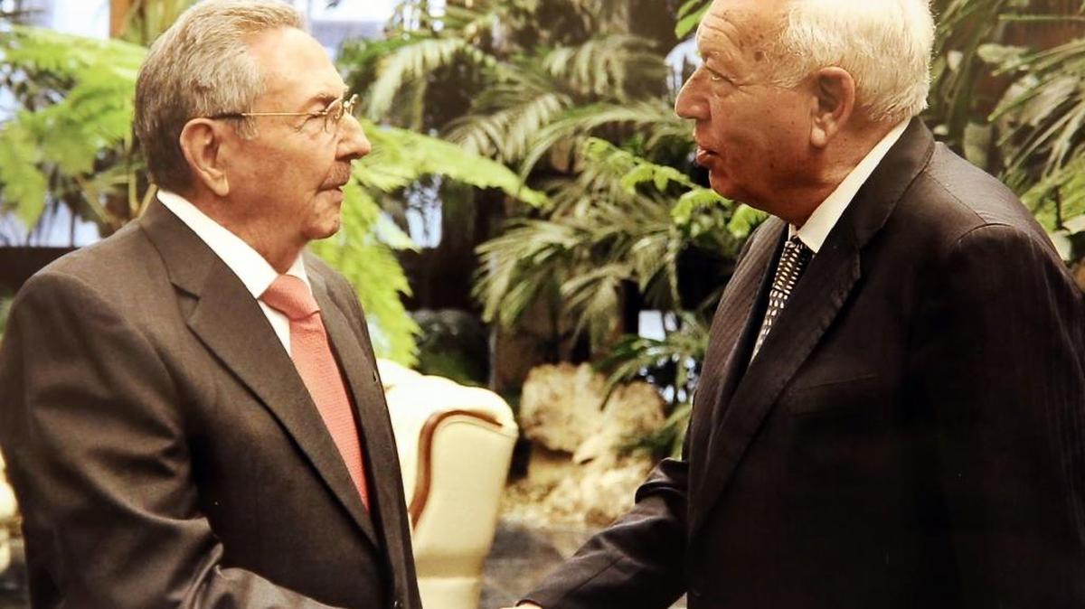 El gobernante cubano Raúl Castro (izq.) saluda al ministro español de Asuntos Exteriores, José Manuel García-Margallo, al inicio de una reunión sostenida el 16 de mayo en La Habana.