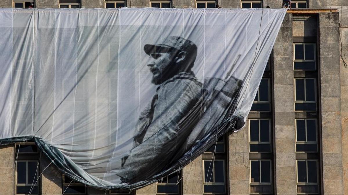 Una enorme pancarta con la imagen de un joven Fidel Castro es colocada sobre el edificio de la Biblioteca Nacional en La Habana, el 27 de noviembre del 2016.