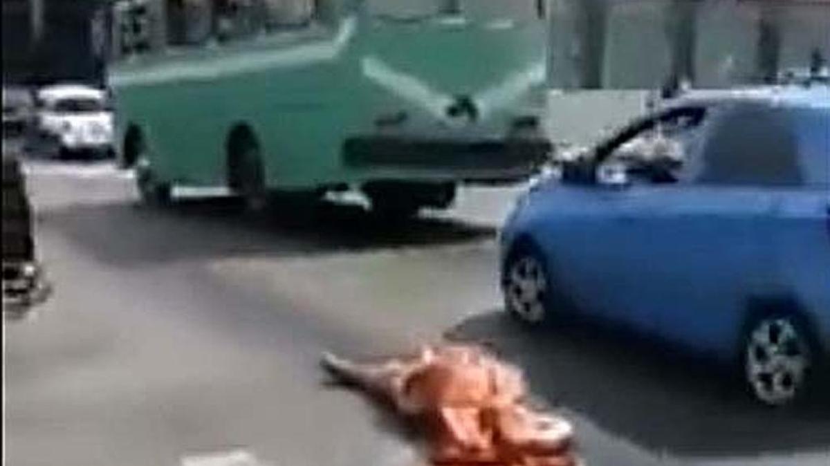 Un cadáver está tendido en una calle del Vedado, en La Habana, tras caer de un vehículo funerario.