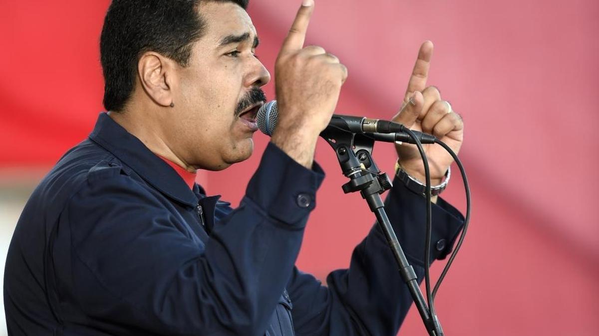 El gobernante de Venezuela Nicolás Maduro da un discurso durante un desfile militar en Caracas, el 12 de diciembre.