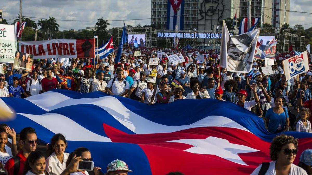 Miles de cubanos llenan la Plaza de la Revolución, en La Habana, en el desfile tradicional del Primero de Mayo.