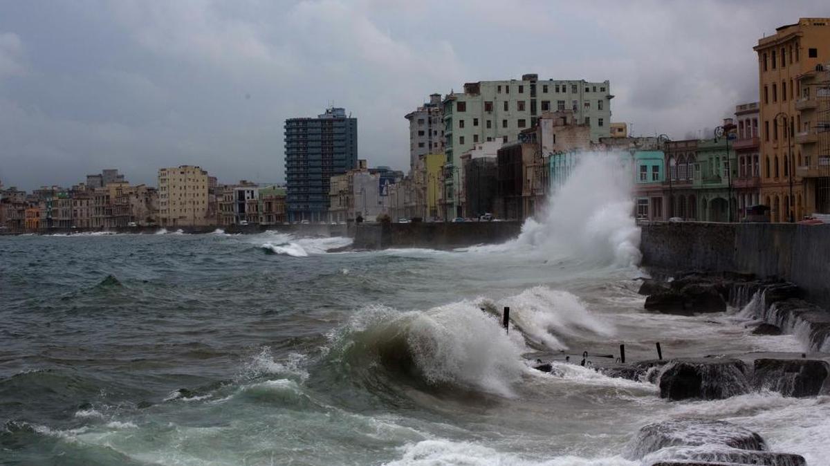El oleaje rompe contra el Malecón de La Habana, a fines de octubre de este año.