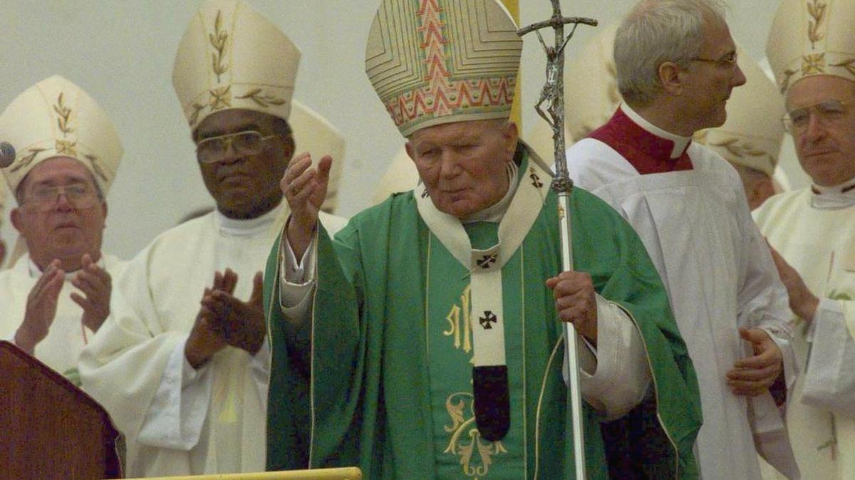 El Papa Juan Pablo II bendice a la multitud al oficiar una misa en la Plaza de la Revolución, en La Habana, el 25 de enero de 1998.