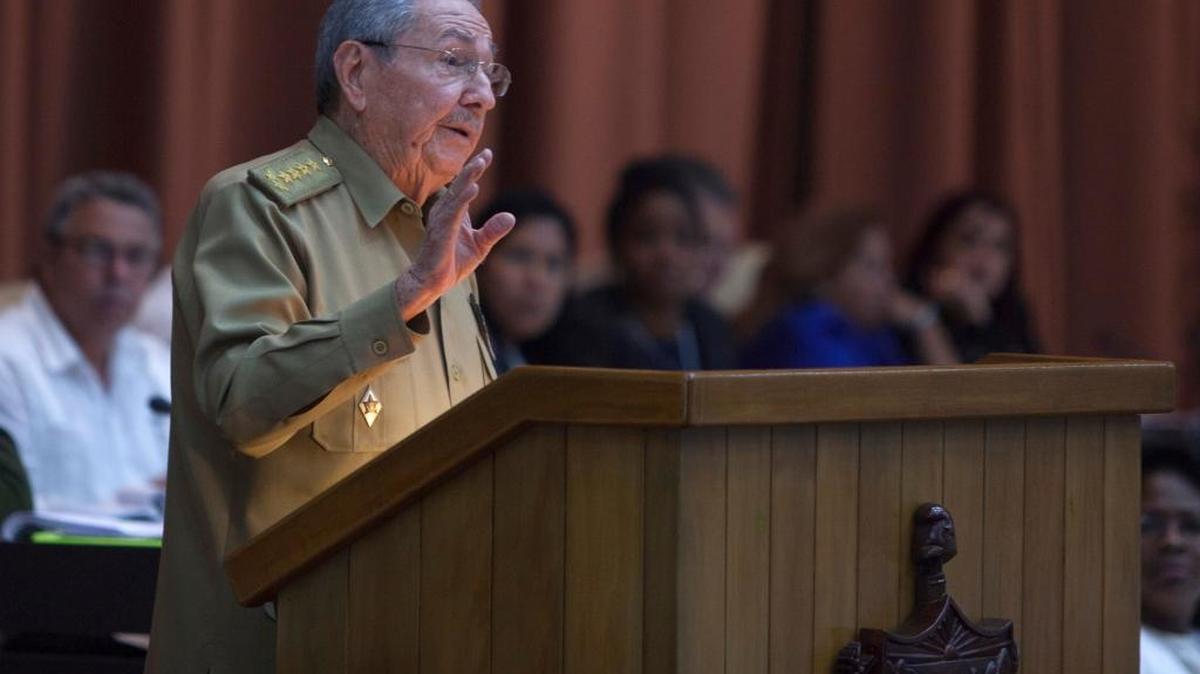 El gobernante cubano Raúl Castro se dirige a la Asamblea Nacional el 27 de diciembre.