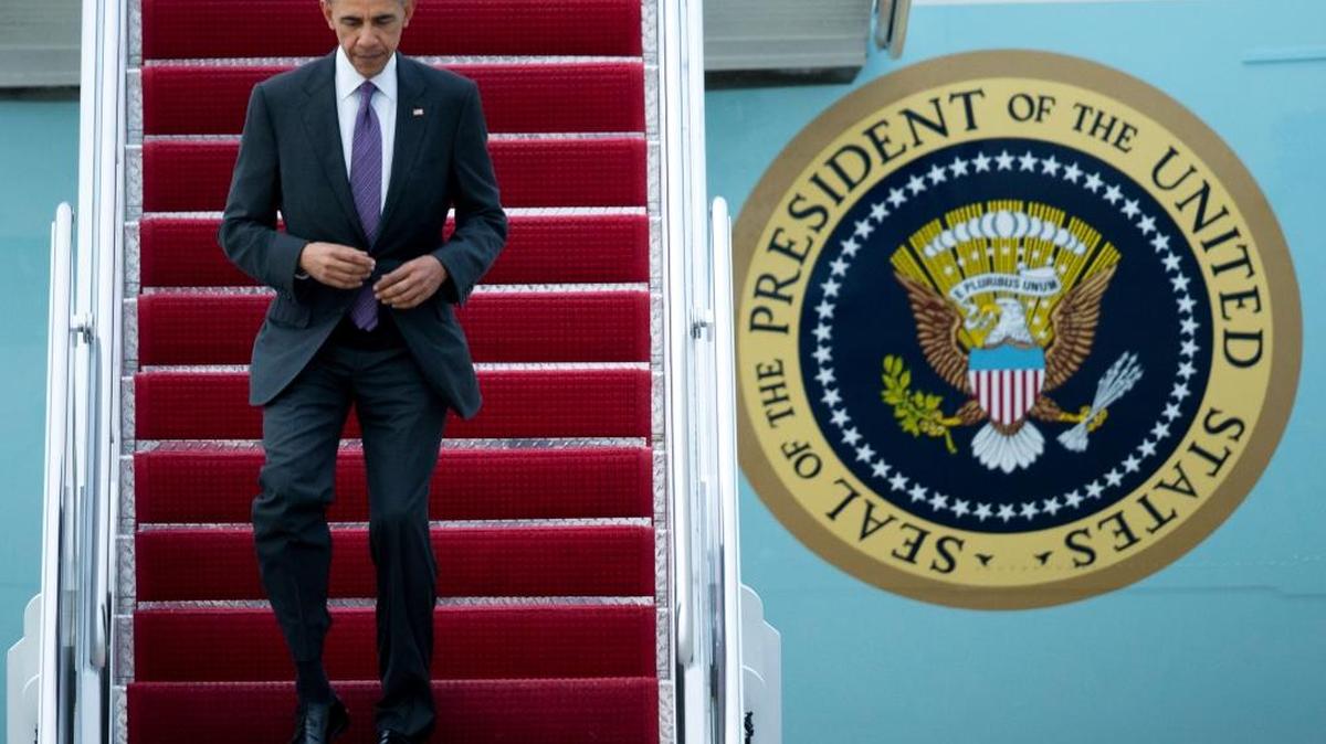 El presidente Barack Obama baja las escalerillas del Air Force One a su llegada a la base Andrews Air Force, en Maryland, el 3 de marzo.
