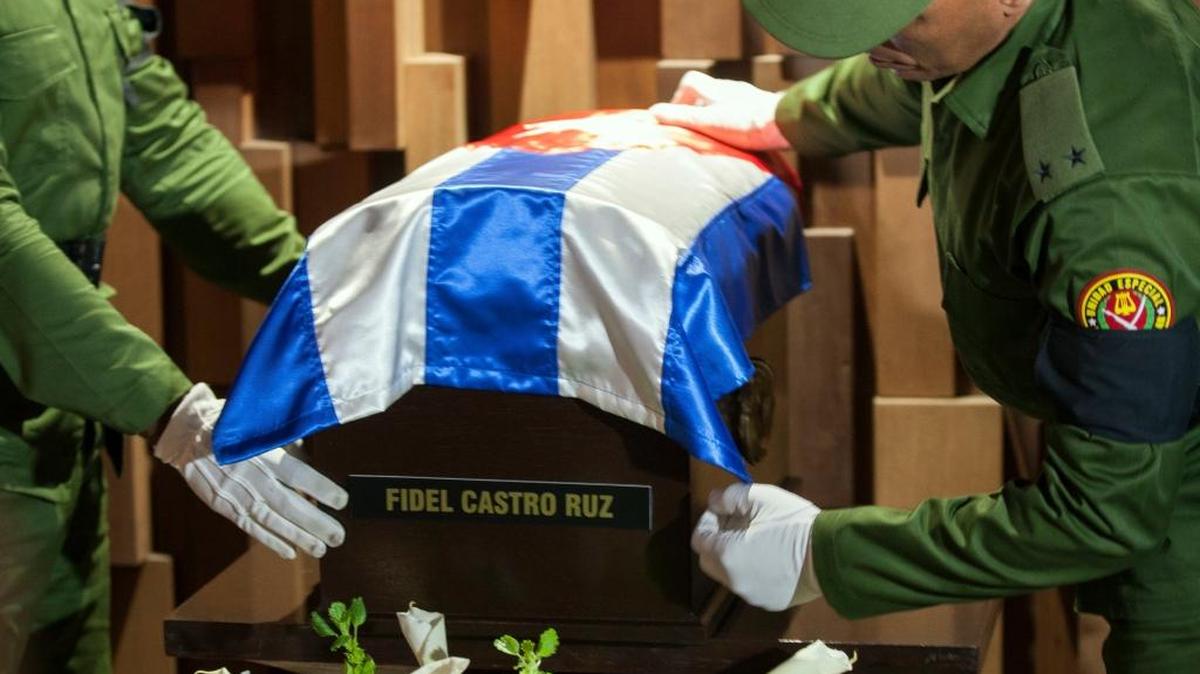 El ataúd que contiene las cenizas de Fidel Castro fue puesto, en su recorrido hacia Santa Ifigenia, en el mauselo dedicado a Ernesto 'Che' Guevara en Santa Clara, el 1ro de diciembre.