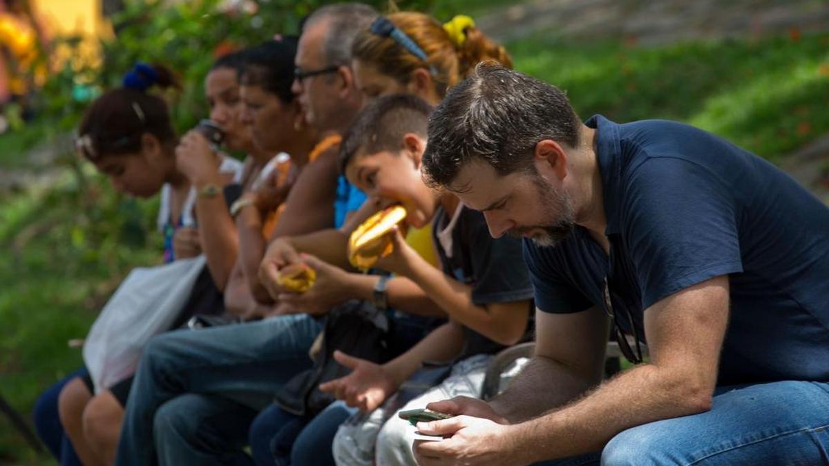 Turistas y residentes de la isla en un parque de Santa Clara el 1ro de septiembre.