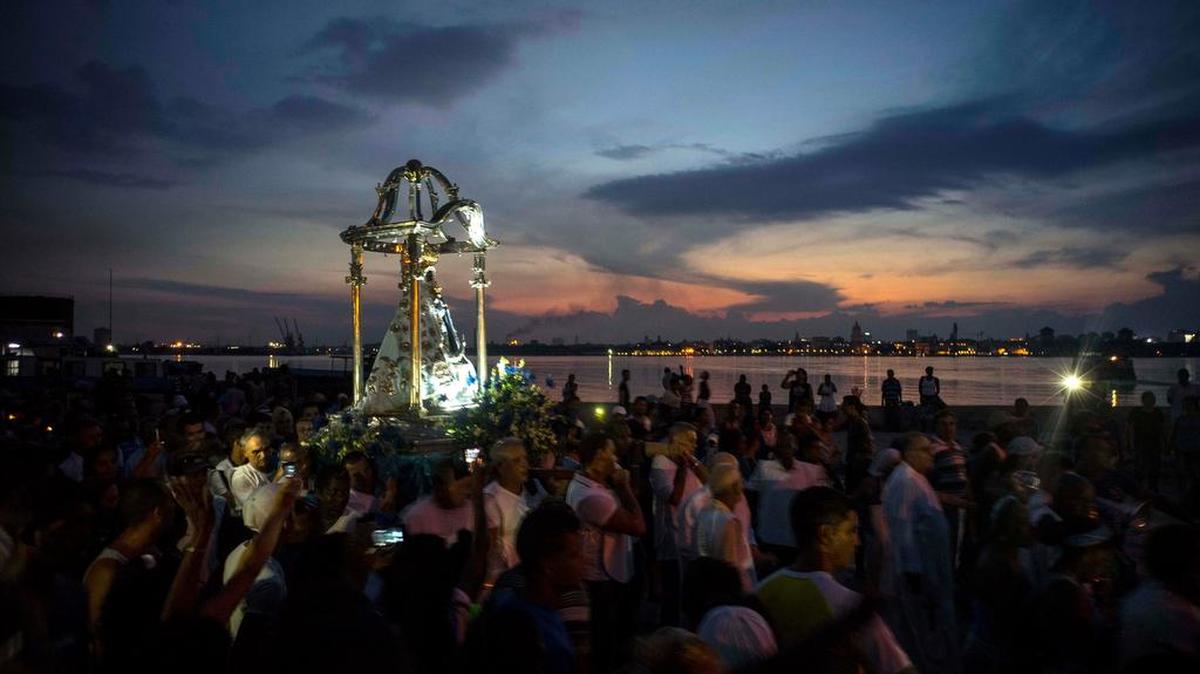 Fieles llevan en procesión a la Virgen por las calles del pueblo de Regla, en La Habana. La religión en Cuba sobrevivió décadas de marginación.