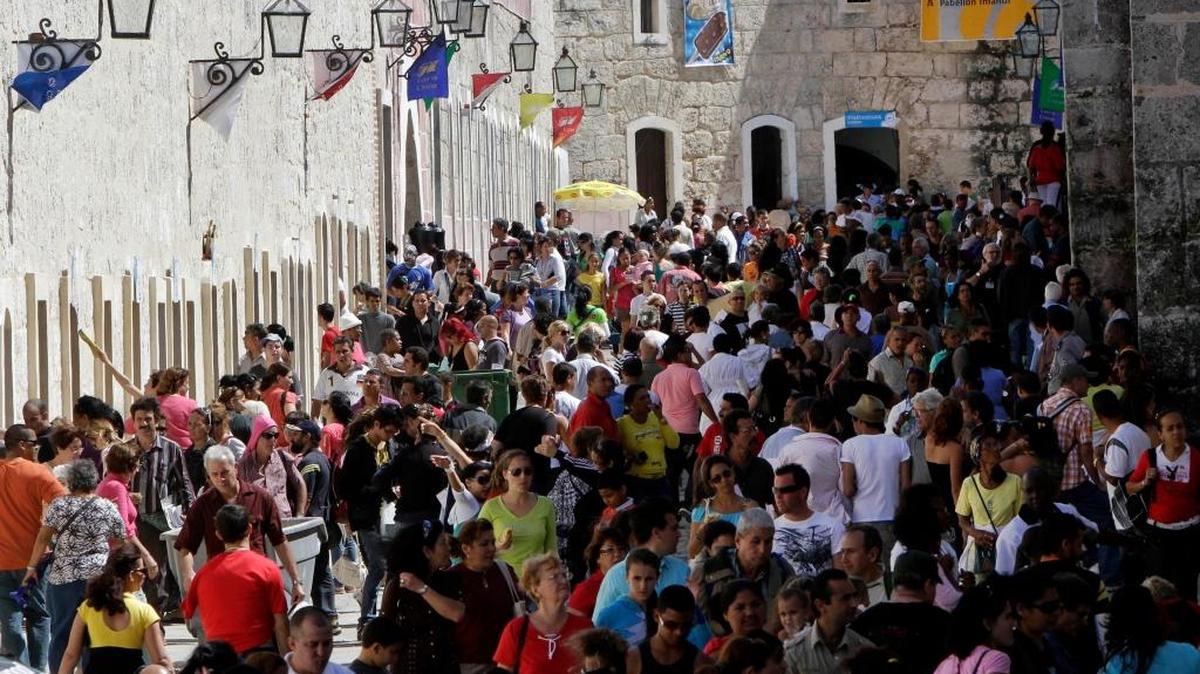 La Feria del Libro de La Habana, en la fortaleza de El Morro-La Cabaña, atrae a un público deseoso de conocer las novedades literarias.
