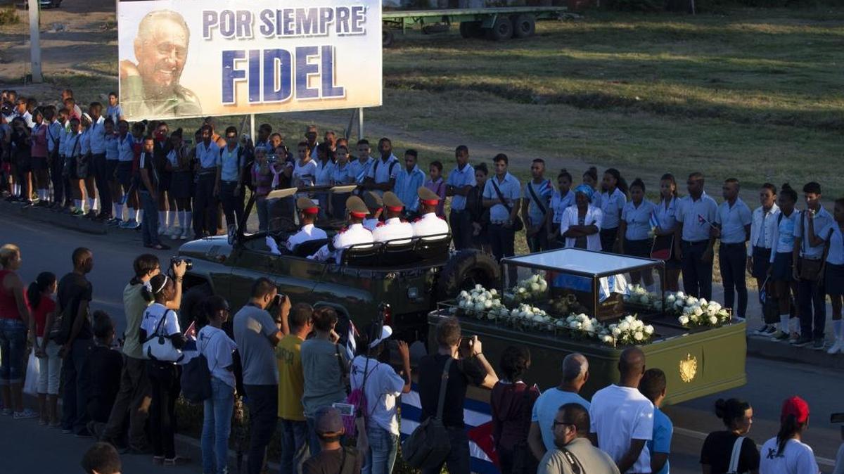 La caravana que transportó las cenizas de Fidel Castro se dirige al cementerio de Santa Ifigenia, en Santiago de Cuba, el 4 de diciembre.