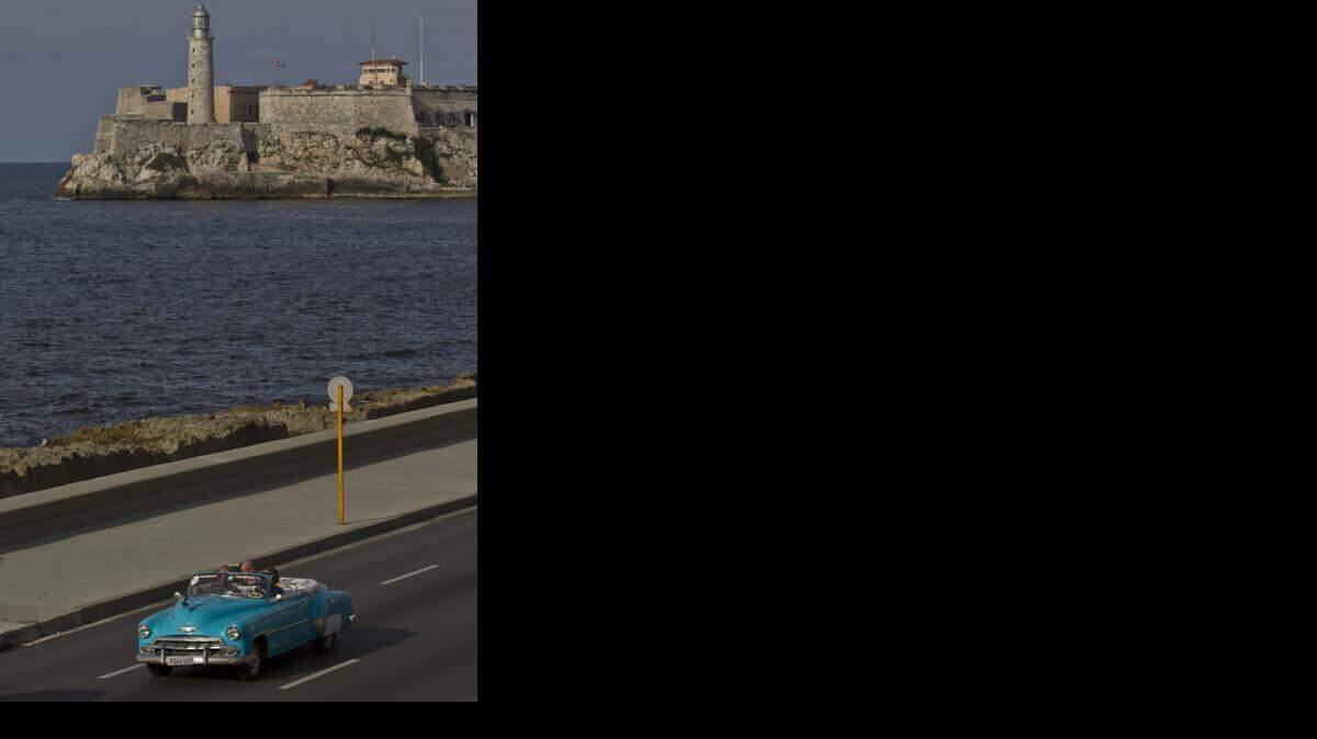 
El castillo del Morro se destaca en el litoral de La Habana. El New York Times se ha expresado a favor de levantar el embargo a Cuba.
